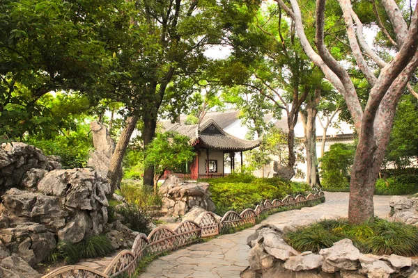 Pavilhão no jardim do administrador humilde em Suzhou, China — Fotografia de Stock