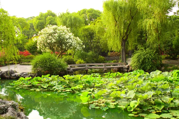 Pont dans le jardin Humble Administrator à Suzhou, Chine — Photo