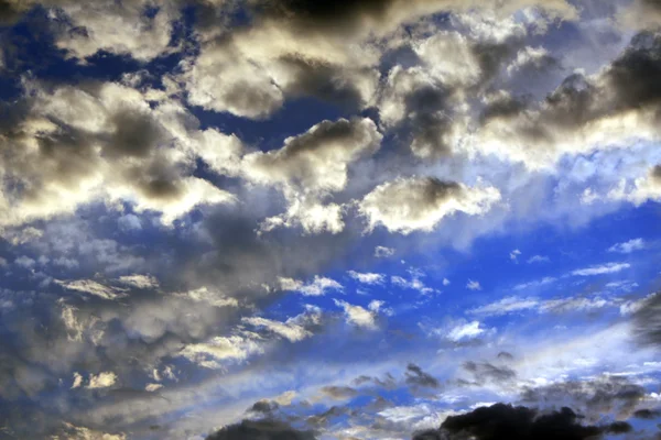 Nuages dans le ciel orageux — Photo