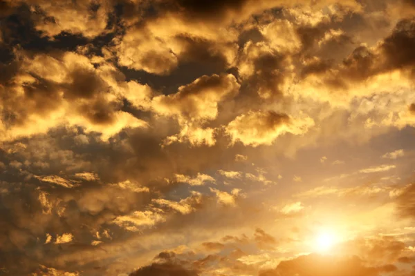 Zonsondergang en storm hemel — Stockfoto