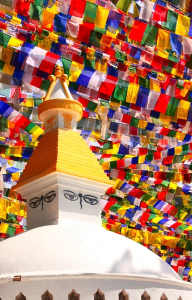 Stupa aux yeux de Bouddha et drapeaux de prière, Katmandou, Népal — Photo