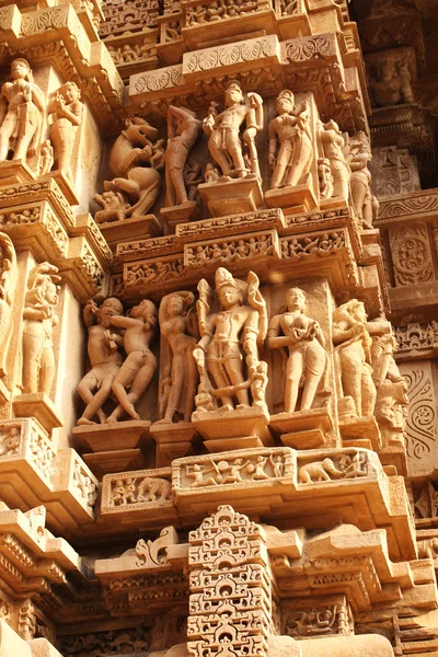 Famosas esculturas humanas eróticas no templo, Khajuraho, Índia — Fotografia de Stock