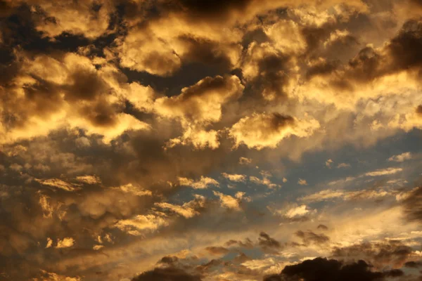 Pôr do sol e céu tempestade — Fotografia de Stock