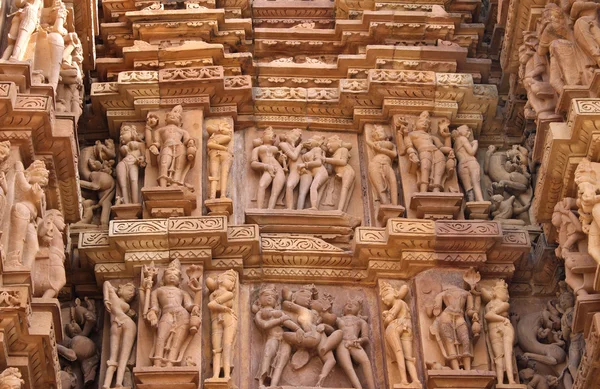 Berömda erotiska mänskliga skulpturer på temple, Khajuraho, Indien — Stockfoto