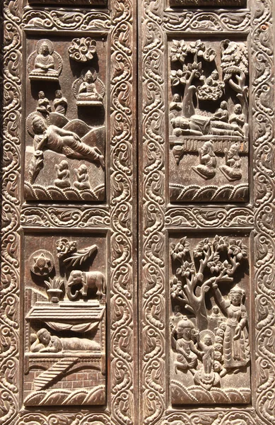 Ξύλινη πόρτα με σκηνές από τη ζωή του Βούδα, Κατμαντού, Νεπάλ — Φωτογραφία Αρχείου
