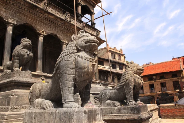 Skulpturer av lions, Patan, Kathmandu valley, Nepal — Stockfoto