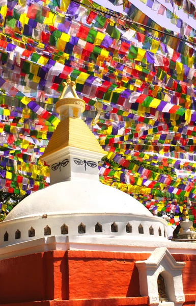 Stoepa met Boeddha ogen en gebed vlaggen, Swayambhunath, Kathmand — Stockfoto
