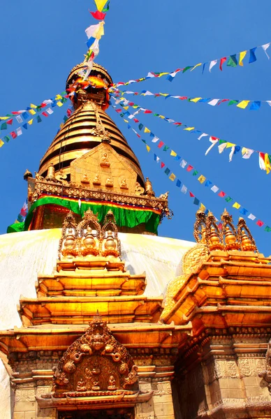 Stúpa a modlitební vlajky v Swayambhunath, Kathmandu, Nepál — Stock fotografie