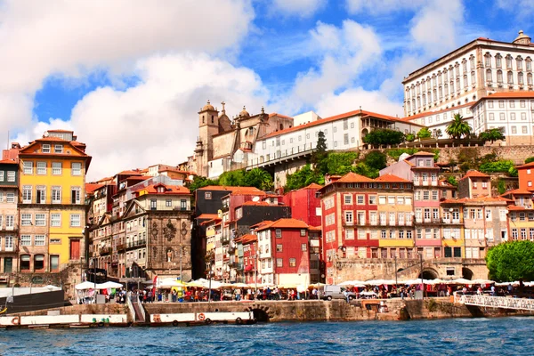 Oude huizen en de kathedraal in Porto, Portugal — Stockfoto