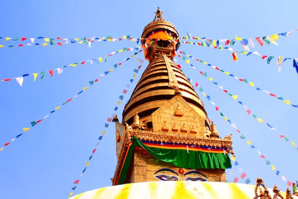 Stúpa s Buddha očima a modlitební vlajky, Swayambhunath, Kathmand — Stock fotografie