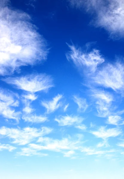 Vita moln i den blå himlen — Stockfoto
