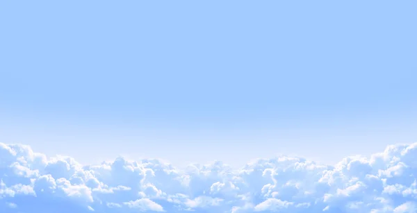 푸른 하늘에 흰 구름과 자연 배경 — 스톡 사진