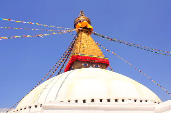 Bodnath stupa e bandeiras de oração em Kathmandu, Nepal — Fotografia de Stock