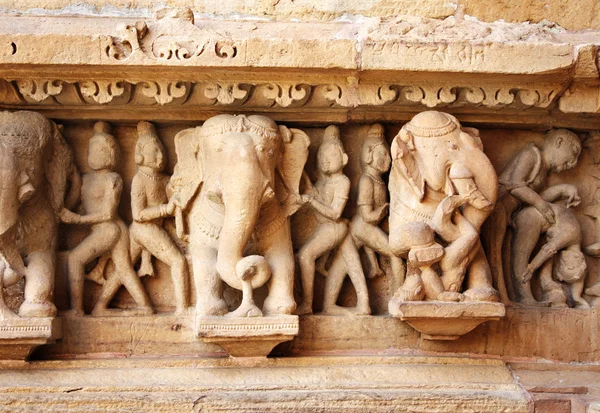 Berömda erotiska mänskliga skulpturer på temple, Khajuraho, Indien — Stockfoto