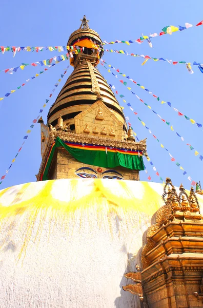 Stoepa met Boeddha ogen en gebed vlaggen, Swayambhunath, Kathmand — Stockfoto