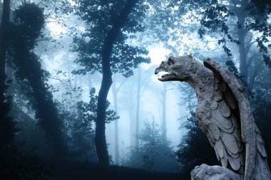 Eski kartal heykeli sisli orman