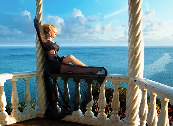 Girl and the sea — Stock Photo, Image