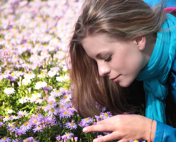 Chica está oliendo flores —  Fotos de Stock