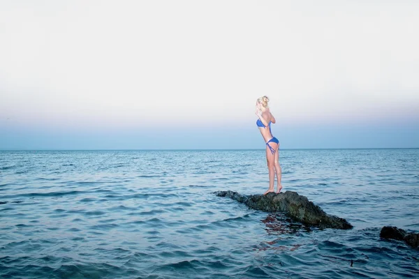 Girl on a stone — Stock Photo, Image