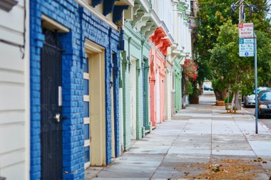 Renkli duvarları ahşap evler Street San Francisco, ABD