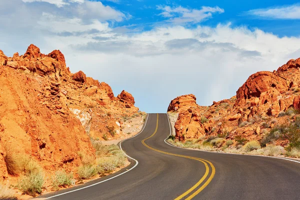 Winding road in Valley of the Fire national park in USA — Stock Photo, Image