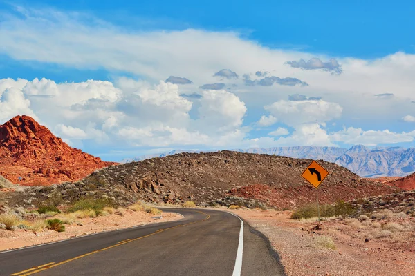 Slingrande väg i Valley of Fire nationalpark i Usa — Stockfoto