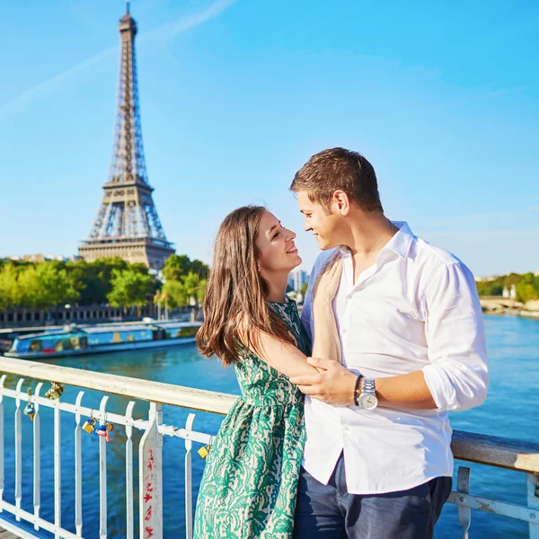 Jovem casal romântico em Paris — Fotografia de Stock