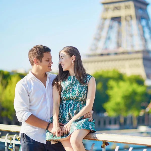 Jovem casal romântico em Paris — Fotografia de Stock