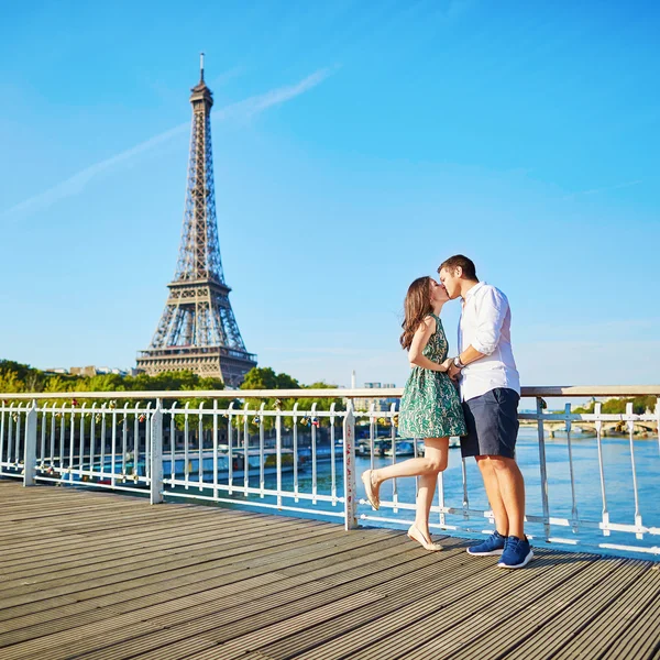 Jovem casal romântico em Paris — Fotografia de Stock