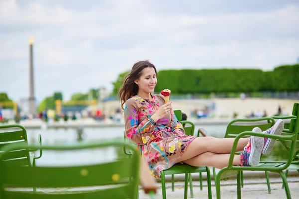 젊은 파리 여자 튈르리 정원에서 먹는 아이스크림 — 스톡 사진
