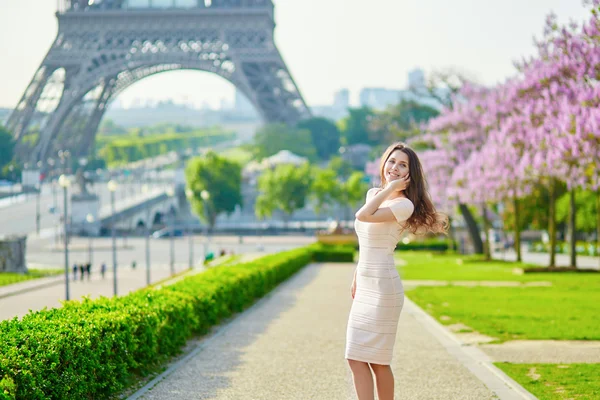 Mooie jonge vrouw in Parijs — Stockfoto