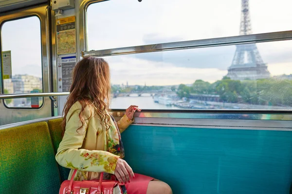 पेरिस भूमिगत ट्रेन में महिला — स्टॉक फ़ोटो, इमेज