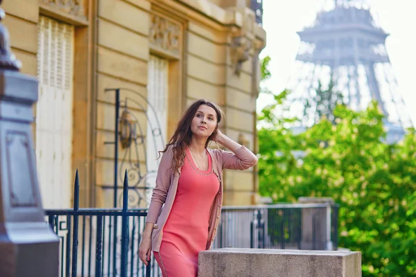 Belle jeune femme à Paris — Photo
