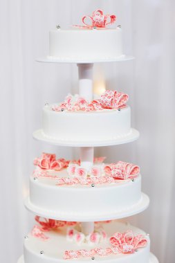 Pembe şeker kurdele ile süslenmiş düğün pastası