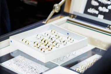 Bir dükkanda alyans seçimi