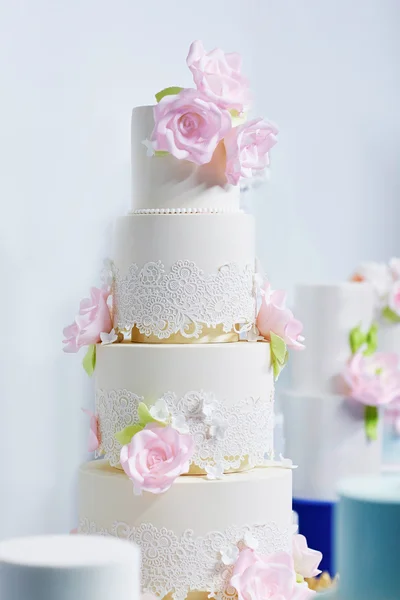 Bolo de casamento decorado com peônias rosa — Fotografia de Stock