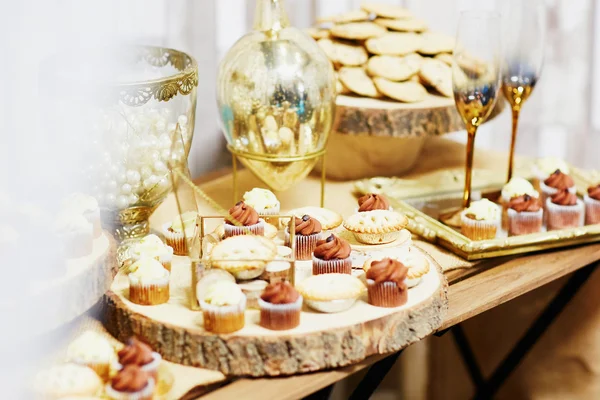 Surtido sabroso de alimentos para los dedos en plato de madera en la recepción de la boda — Foto de Stock
