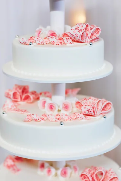 Gâteau de mariage décoré de rubans de sucre rose — Photo