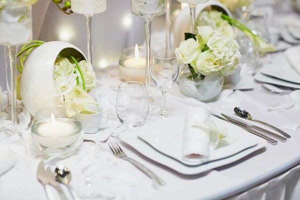 Beautidul tafel set voor bruiloft receptie — Stockfoto