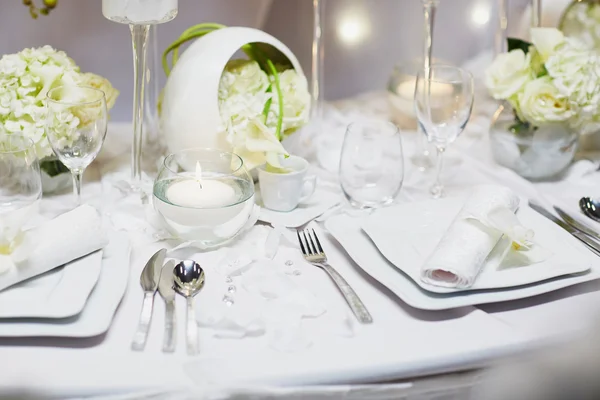 Beautidul tafel set voor bruiloft receptie — Stockfoto