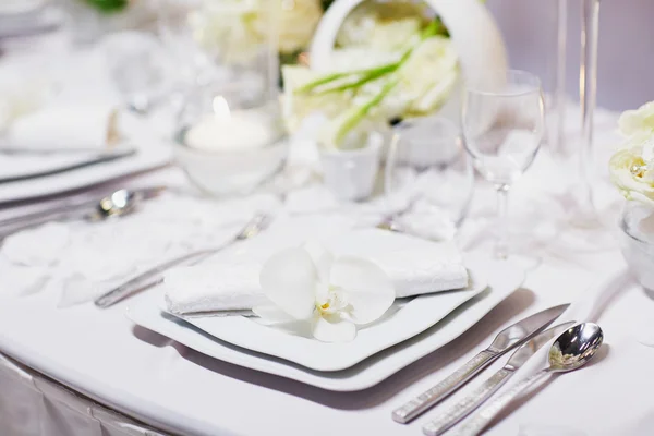 Beautidul Tisch für Hochzeitsempfang gedeckt — Stockfoto