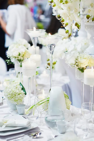Bellissima tavola apparecchiata per il ricevimento di nozze — Foto Stock