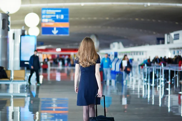 Mujer joven en aeropuerto internacional — Foto de Stock