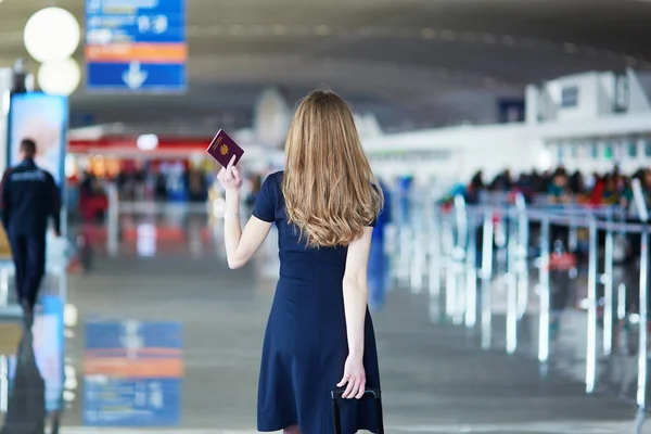 Młoda kobieta w międzynarodowy port lotniczy — Zdjęcie stockowe