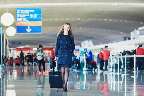 Jovem mulher no aeroporto internacional — Fotografia de Stock