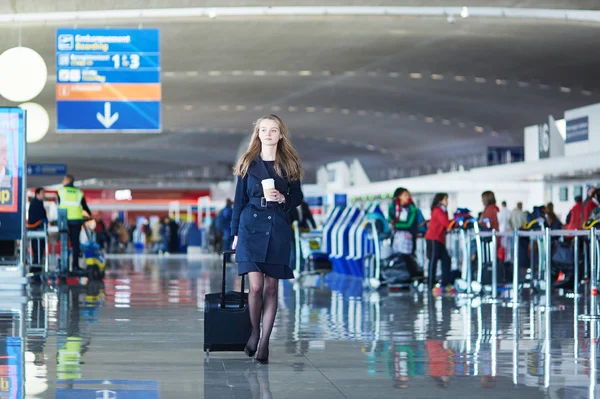 Młoda kobieta w międzynarodowy port lotniczy — Zdjęcie stockowe