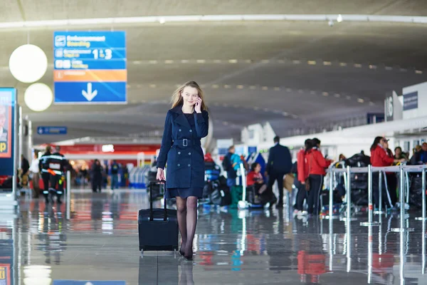 Mujer joven en aeropuerto internacional — Foto de Stock