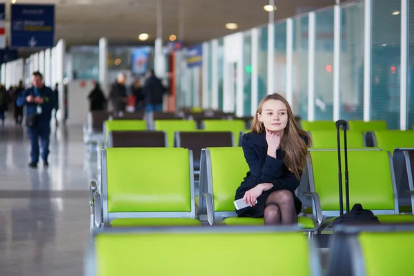 Jovem mulher no aeroporto internacional — Fotografia de Stock