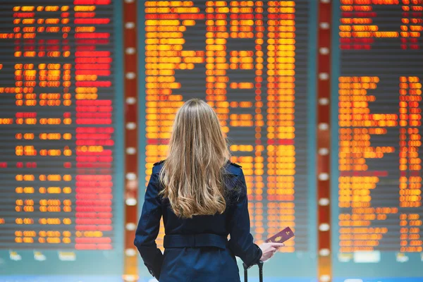 Uluslararası havaalanında genç kadın — Stok fotoğraf