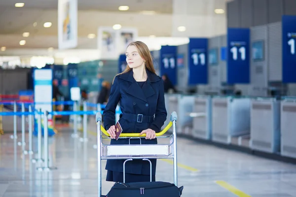 Fiatal nő nemzetközi repülőtér — Stock Fotó